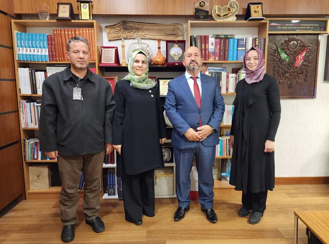 ErolKAVUNCU's tweet photo. Ardından Sn. Cumhurbaşkanımıza hediye takdiminde bulunarak, fotoğraf çekindiler. Bu fotoğraf zindan karanlığından, aydınlık Türkiye yolculuğunun vesikası olarak kayıtlara geçti. https://t.co/patjo2ML1G