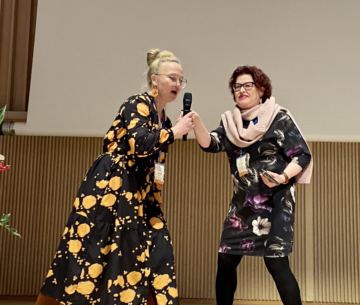 Kas näin vaihtuu kongressikapula @TTyonohjaus ➡️ <a href="/PihlajaTanja/">TanjaPihlaja</a> eli Pirkanmaa luovuttaa vetovastuun Jyväskylälle. Ollos hyvä! #perheterapia2022