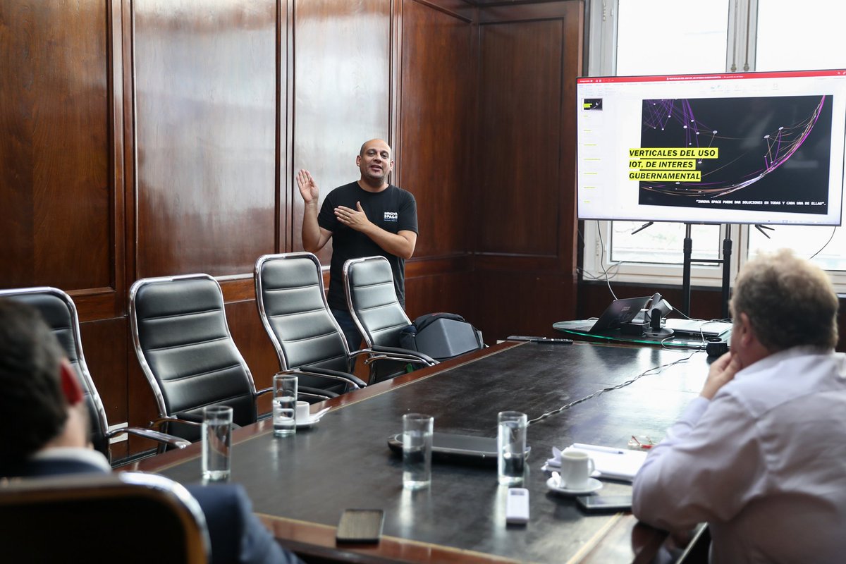ArielSujarchuk's tweet photo. Evaluamos las demandas y necesidades del sector aeroespacial junto a Alejandro Cordero, titular de #InnovaSpace, empresa nacional que ensaya poner en órbita satélites para brindar mayor conectividad en zonas rurales y aportar información ambiental al sector productivo. https://t.co/ayb0DDhFf8