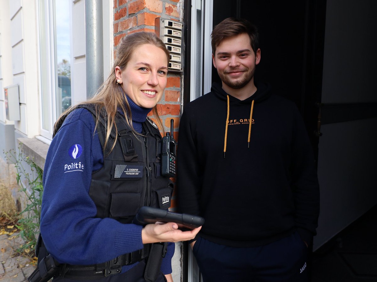 Ook voor de studenten in onze stad zijn wij altijd nabij. Zoals bij het begin van elk academiejaar ging buurtinspecteur Elise eens langs bij de studenten van haar wijk, om kennis te maken en meteen ook wat preventietips mee te geven. #altijdnabij #preventiehelpt #studentingent