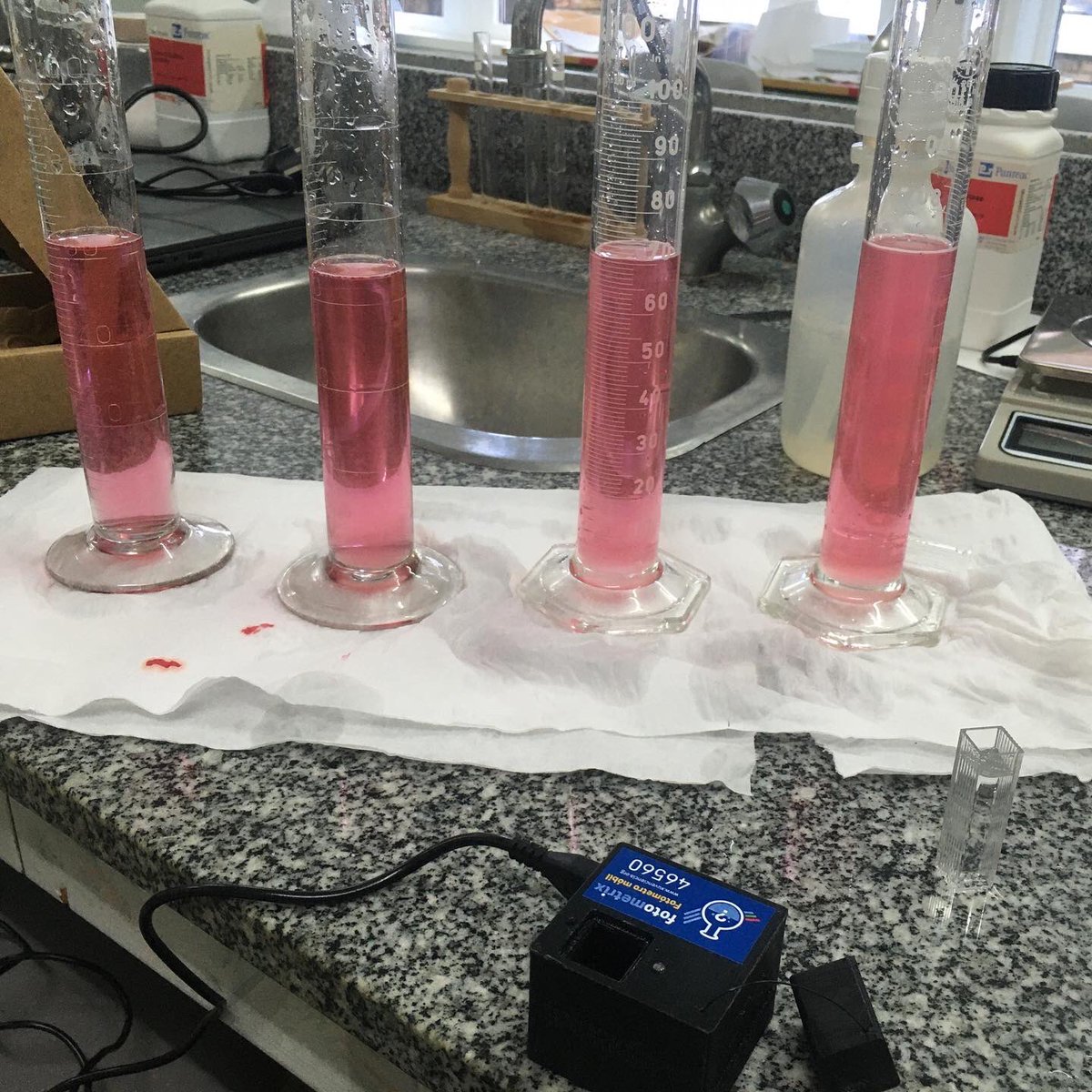 cienciaocruce's tweet image. No marco do programa #conviviodeciencia de @XuvenCiencia , na materia de CAAP de 4º ESO, varios equipos traballan en investigacións sobre a influencia da idade no grosor dos cabelos, concentración de proteina, concentración de azúcar, etc  #fotometrix #photonicsexplorer 🧪👩🏻‍🔬💡👨‍💻