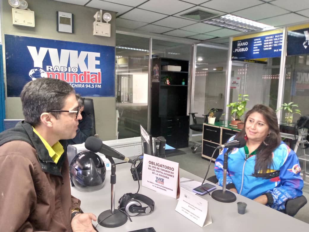 #UnAulaensuCasa
📻🎤🎧

Al aire con el Director de la Escuela Básica Virgilio Pinzón, profesor Álvaro Medina

Conversa con la profesora Ana Ma. Contreras sobre la importancia de rescatar las costumbres y tradiciones desde la escuela.

@MPPEDUCACION 
<a href="/_LaAvanzadora/">Yelitze Santaella</a> 
<a href="/Berzabethg1/">Berzabethgandicaoficial</a>