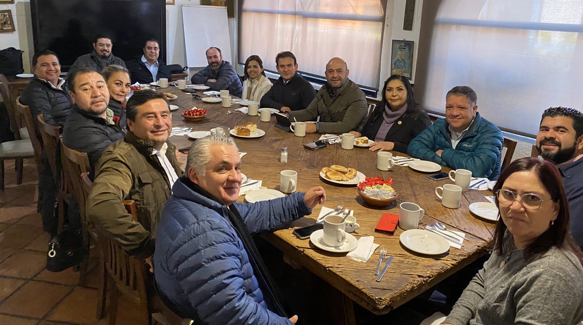 rigofuentes's tweet photo. Concluimos reunión de trabajo. En el PRI de Miguel Riquelme y de Alejandro Moreno, #NadieSeRelaja.
#VamosADarle https://t.co/Gu0ExchMke