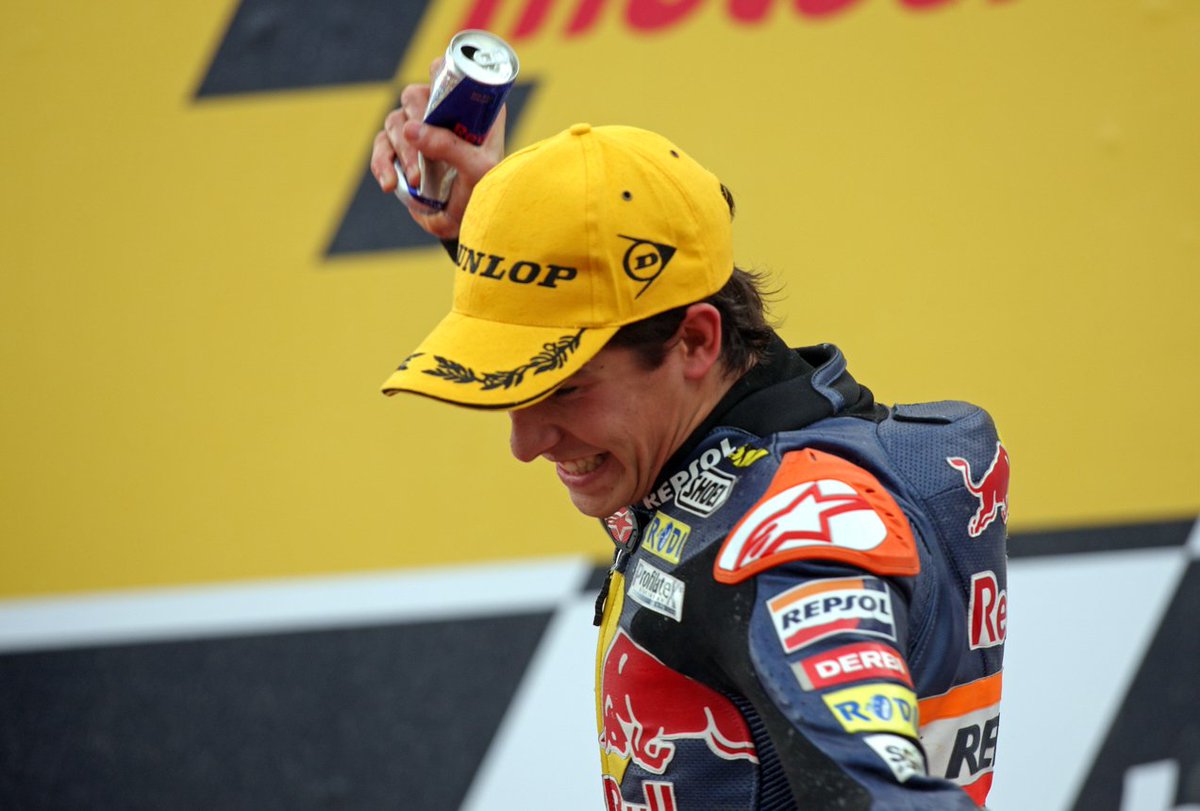 ValeriaCir78's tweet photo. 🗣️ @marcmarquez93 :
"Mi objetivo era ganar la carrera..
Encima de la moto la última decisión es tuya.
Es ahí donde tienes que seguir tu instinto"
Uno para todos, todos para uno
Estoril 2010 🥇
#MM93 || #STRON93R #MarcReturns https://t.co/7rejtmKVHg