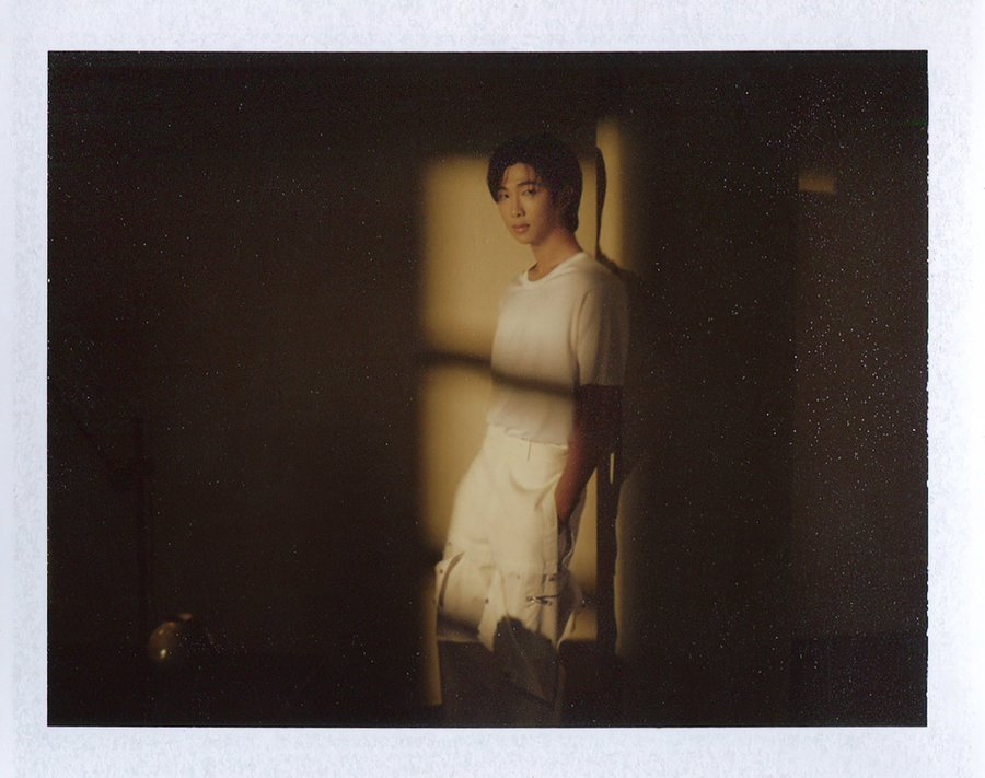 baepsayed's tweet image. The way this looks like he put himself in a Yun Hyong-Keun painting