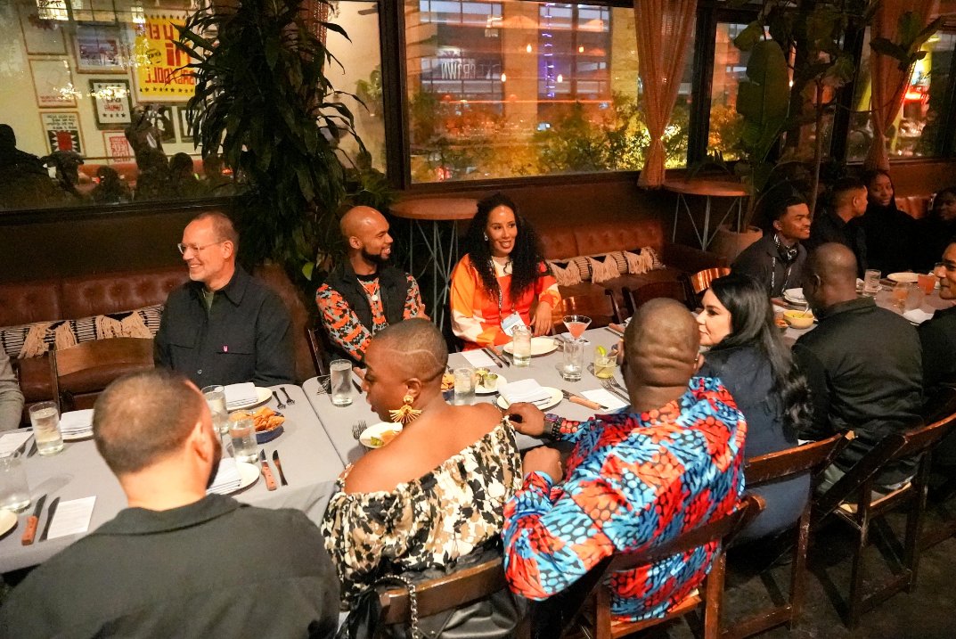 HarlemCapital's tweet photo. We champion diverse innovators who are demonstrating remarkable tenacity, curiosity & courage. Onward! 📈
#CryptoinColor https://t.co/DkbOgx04R1