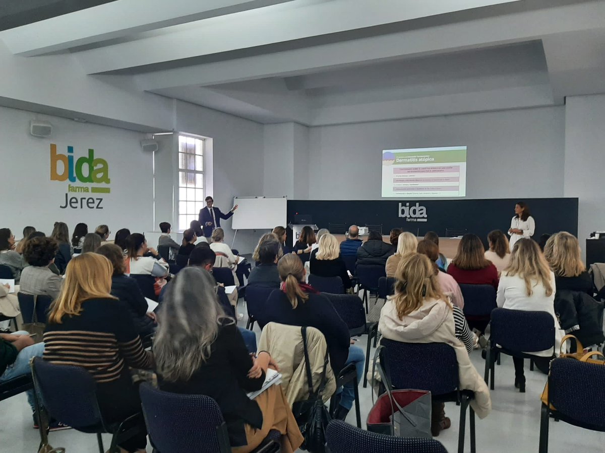 El salón de actos de <a href="/BidaFarma/">Bidafarma</a> en Jerez se llena para hablar de #dermofarmacia, una nueva actividad formativa de nuestro Colegio en la que estamos abordando los protocolos básicos para el desarrollo del servicio de dermofarmacia en farmacia, con <a href="/tomasmuret/">Tomás Muret Ramón</a> y <a href="/sandrapl21/">Sandra Pérez</a>