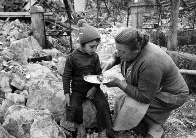bibliounisa's tweet photo. #percorsidilettura #fondispeciali #Terremoto80
42 anni fa uno dei peggiori terremoti del Novecento devastava un'area povera del Sud Italia: l'Irpinia. Quasi tremila morti, trecentomila senzatetto, una ricostruzione disastrosa.
Link al catalogo dedicato: https://t.co/cFUoABd4VX https://t.co/YYpYs2eu5f