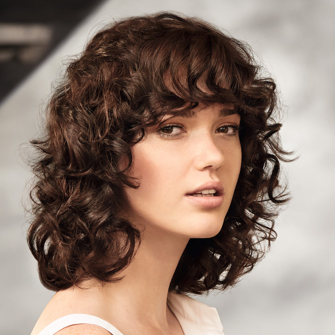 Craving the #CurlyGirl mane but don’t want to damage your hair with heat styling? 👑 💖 Head to our latest blog and discover how to rock #BigHair and big dreams for party season with our pre and post-perm curl-enhancement tips ✨ bit.ly/CurlyPermBlog #WellaEducation #Perm