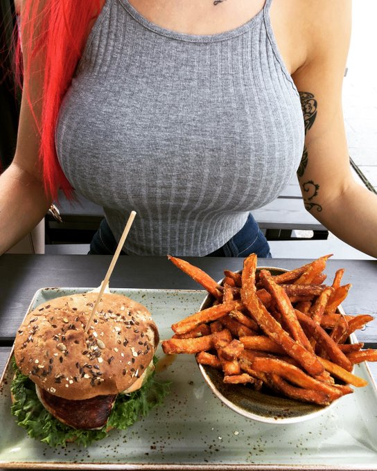 Burger anyone? :p https://t.co/nWut8eR06E