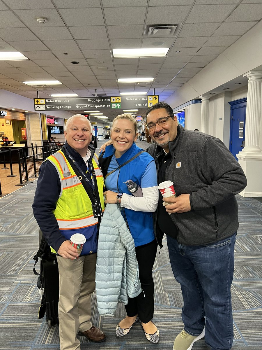 Love the enthusiasm of the ATW new hires @ IAD! We are grateful for all our new @united family members! @MikeHannaUAL @deck_68 @HenryatUnited @Tobyatunited #goodleadstheway