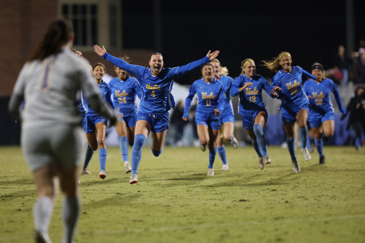 NCAASoccer's tweet photo. Vote for the #NCAASoccer Women's Photo of the Week📸

1⃣ @DukeWSOC Feel the moment ‼️
2⃣ @NDSoccer Fun in the snow ❄️
3⃣ @UCLAWSoccer Victory smiles 😆
4⃣ @RazorbackSoccer Post PK HYPE 💥 https://t.co/aIxII9Jp6h