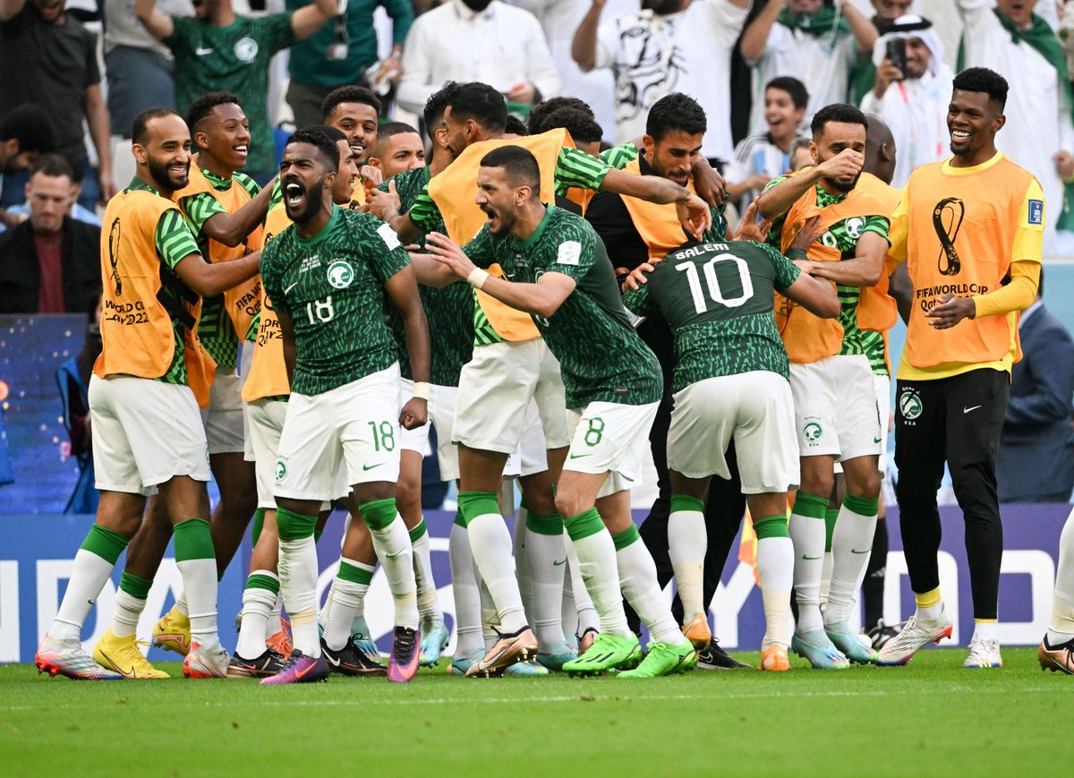 FaktaSepakbola's tweet photo. Arab Saudi tertinggal lebih dulu lewat penalti dari Argentina. Lalu Arab membalas 2 gol. Arab menang 2-1 vs Argentina.

Jepang tertinggal lebih dulu lewat penalti dari Jerman. Lalu Jepang membalas 2 gol. Jepang menang 2-1 vs Jerman.

What a comeback! Arab &amp; Jepang cahaya Asia! https://t.co/mbBgQBhgLl