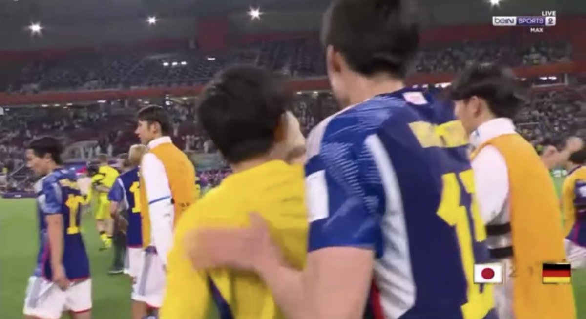 كفو ينطح كفو

اليابان تلقن ألمانيا درس لن تنساه 

ياريت يتعلمون منهم الأدب والأخلاق بدل من احتجاجاتهم المزدوجة المنافقة 

حين يترك الفلسطينيين في ارضهم بظلم لعقود ويتم تشويه صورة المسلمين والعرب بكل الطرق

كأس المفاجآت في أرض قطر الشقيقة ليست إلا بداية بإذن الله

#المانيا_اليابان