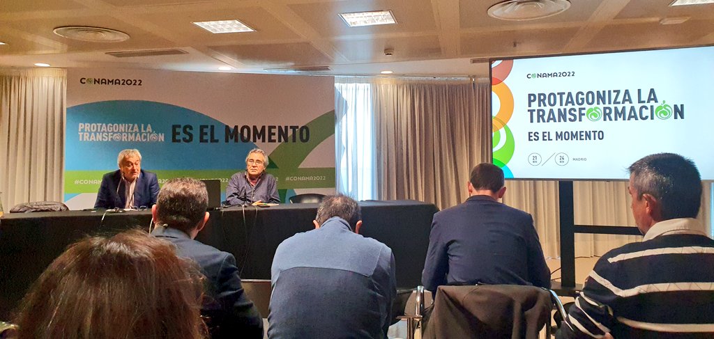 Roberto_R_R's tweet photo. Esta tarde #CONAMA2022 no para, aunque "compitamos" contra la selección española 🇪🇦 de fútbol ⚽️. 
Arranca la Jornada de @ClimambienteUGT con la sala llena:
"Nuevos retos para la negociación colectiva: La transición ecológica justa y el empleo verde"👷‍♂️👩‍🌾🌍
#CONAMA2022 https://t.co/VxVcEf1bUy