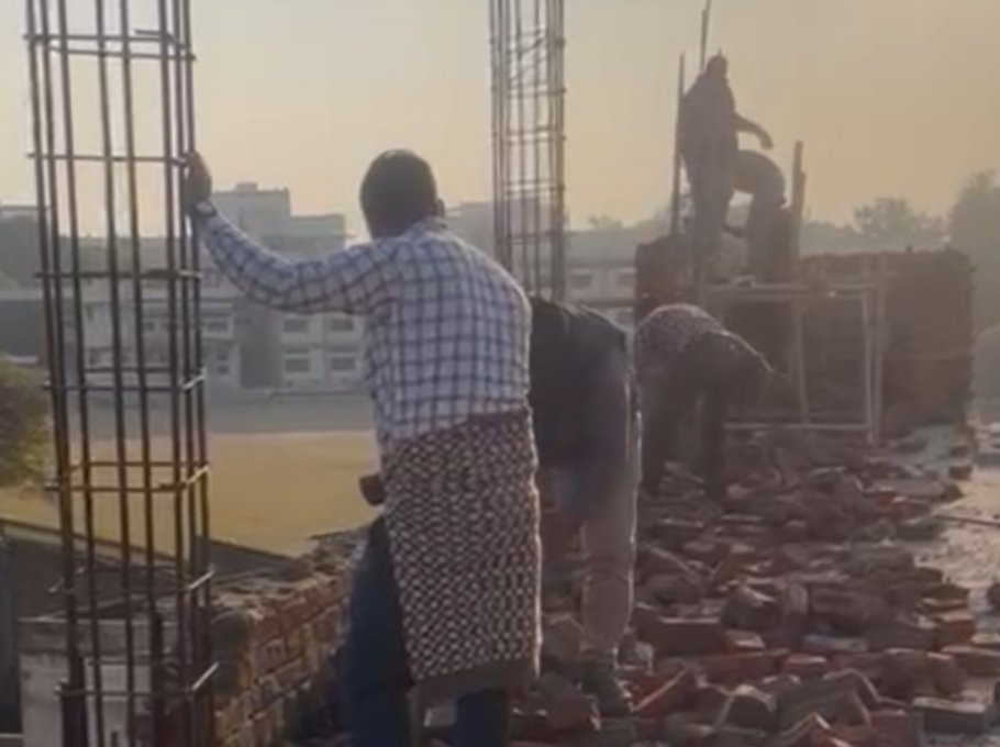 mcasrofficial's tweet photo. MTP department broke the big building under illegal construction in Rani ka Bagh area.
#MCasr
#mtpdeptt
#illegalconstruction
#ranikabagh
#building https://t.co/x6zpFeNwCn