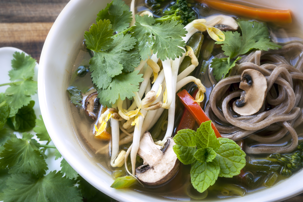 Soba noedels zijn stevige dunne Japanse noedels van boekweit en tarwe. Ze hebben een beetje een notensmaak en worden gewoon bij de supermarkt verkocht. Probeer eens deze vegetarische maaltijdsoep met groente en soba noedels. #mythaitaste #thaiseten ow.ly/bR6z50LLI9U