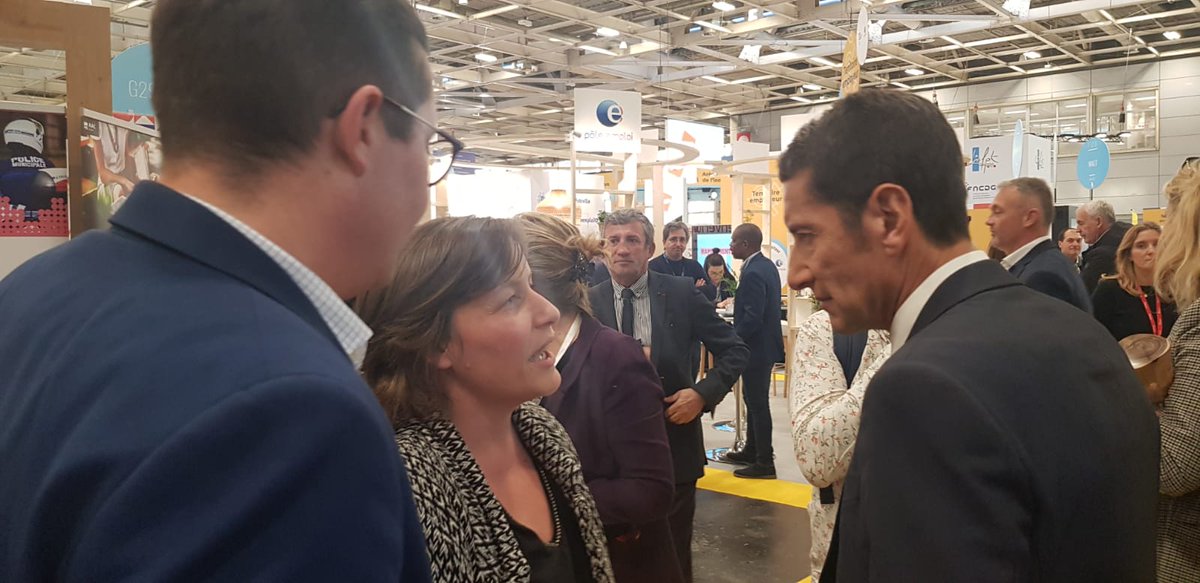 #SMCL22
<a href="/MahelCoppey/">Mahel Coppey</a>, présidente du RTES et <a href="/amagloire10/">Arnaud MAGLOIRE</a>, administrateur du RTES, ont remis l'édition 2022 du kit #communes, #intercommunalités &amp; ESS à <a href="/francoisbaroin/">François Baroin</a>, président d’Honneur de <a href="/l_amf/">AMF | Association des maires de France</a> et <a href="/davidlisnard/">David Lisnard</a>, président de l'AMF !
#CollTerr #ESS #AMF