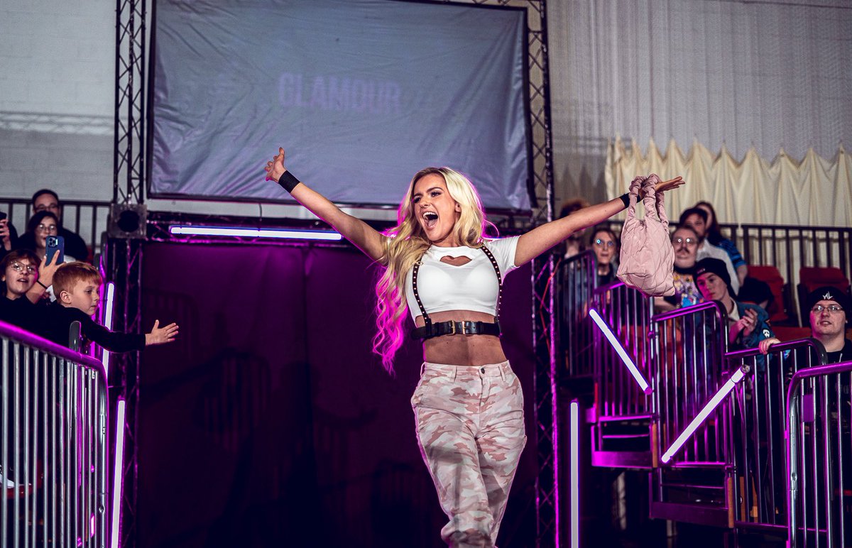 BlakeMonroeWWE's tweet photo. COME ON BARBIE LETS GO PARTY 👸🏼🔪  

https://t.co/bF3UhgDw3D https://t.co/9bVJ3Yb5fT