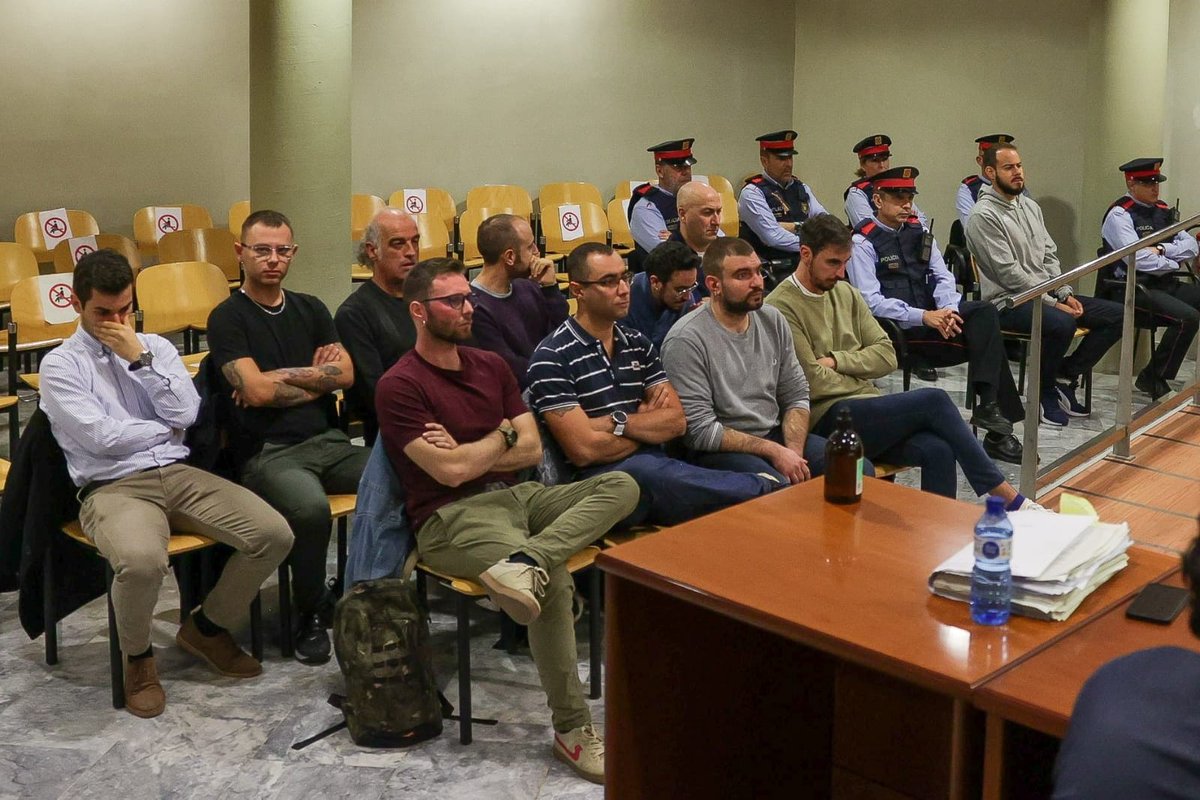 unaltredelleida's tweet photo. @PabloHasel @indepepersempre @KRLS Sis mossos i emmanillat, al voltant del "perillós" Pablo Hasèl 
Els altres, a part i sense manilles https://t.co/dx252AItQr