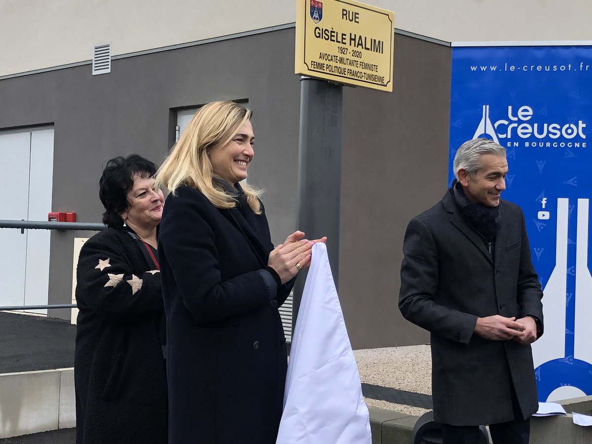 Inauguration de la rue #GiseleHalimi ce matin au #Creusot. Un très grand merci à <a href="/IamJulieGayet/">Julie Gayet</a> d’avoir marrainé cette année nos événements organisés à l’occasion de la journée internationale de la lutte contre les violences faites aux femmes #25Nov.