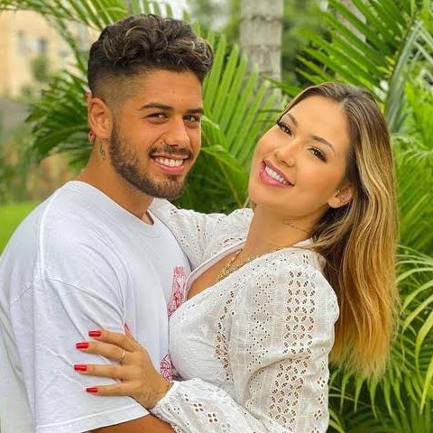 poptime's tweet photo. 🚨 GRAVE: Virginia e Zé Felipe viram alvo de críticas novamente após exporem bebê recém-nascido a diversos ensaios fotográficos! https://t.co/PviKCHDsbx