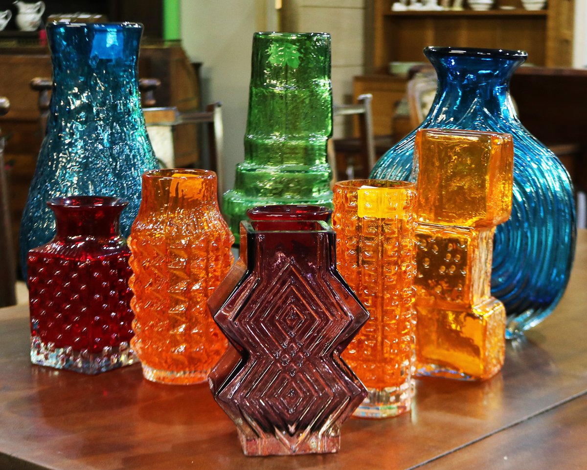 A single-owner collection of rare and colourful #Whitefriars glass vases exceeded expectations in last week's sale, achieving a total hammer price of over £10,000 😲🌈