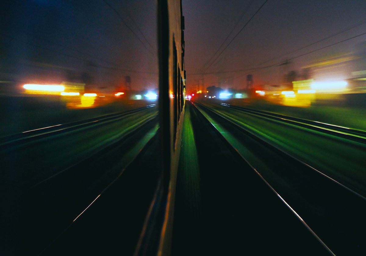 RailMinIndia's tweet photo. Magical play of light caught through the running train. #LightAndSpeed
PC: @thetrainstory https://t.co/QGczep1bV9