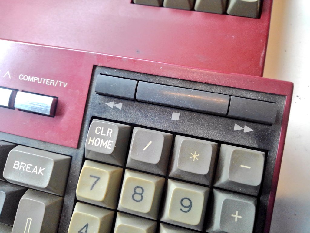 toshitada1973's tweet photo. カセットコントロールキー付き、赤いキーボード3種。シャープの強いこだわりを感じるよ…！
#CZ800C #CZ811C #CZ850C https://t.co/4hOU1uvtFZ