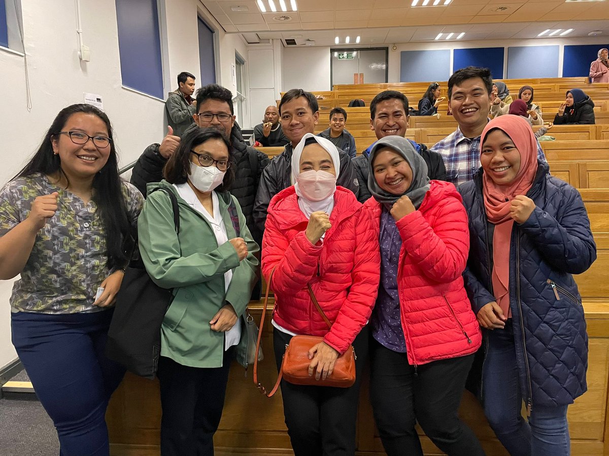 aa_arist's tweet photo. @ubegebe1 Ketika amanah diberikan kepada Ahlinya.
Foto: saat kunjungan ke kampus dulu beliau menempuh master dan doktor di UK. Alhamdulilah bisa mengikuti beliau untuk belajar di kampus yang sama. https://t.co/n8jdeEswjX