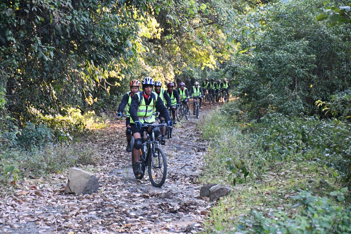 GajrajCorps_IA's tweet photo. #ECTTAA
#IndianArmy cycle Expedition from #Rupa to #Kimi flagged in today after the completion of third leg, a challenging off road experience. A bright and colourful display of folk heritage by students of #Vivekanand_Kendra_Vidyalaya.
@adgpi
@easterncomd
@MyGovArunachal https://t.co/E8msgqvbpa