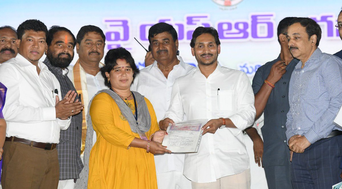 rajat_ias's tweet photo. Hon'ble Chief Minister Sir launched 15-day distribution programme of #SaswathaBhuHakkuPatralu to more than 7.92 lakh property owners in 2000 villages in #SrikakulamDistrict...!!!
#DynamicCMOfAP @ysjagan Sir
@NewIndianXpress @AndhraPradeshCM
#RajatBhargavaIAS https://t.co/Nar5h7Nqfw