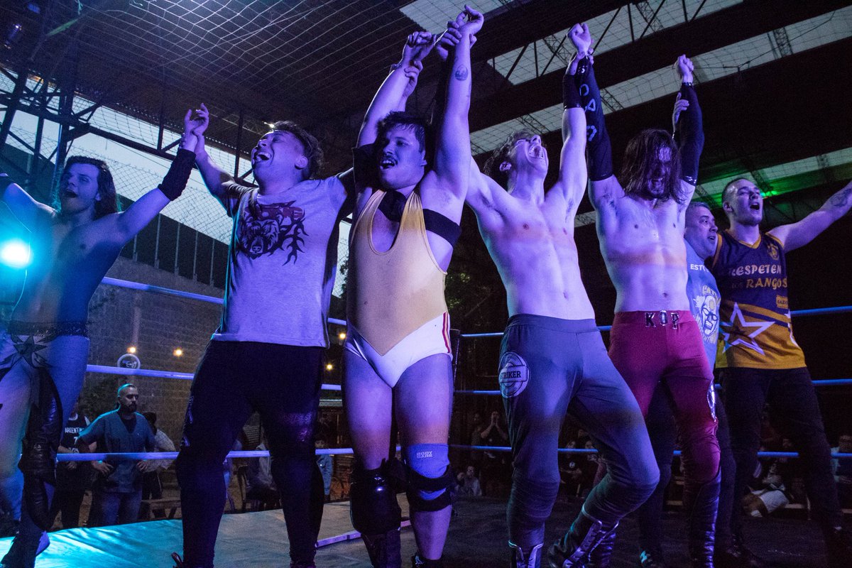 El Team <a href="/CatchArgentino/">Catch Argentino</a> (Travis Wick, Striker, <a href="/RazorRangos/">Razor</a>, <a href="/J_Master_/">Pibe Jota</a> y @ALEX_LUCHA_CA) venció al Team Legión (<a href="/RolonWrestler/">Francisco Rolon</a>, <a href="/ChuckDixonPW/">La Noche 🔪</a>, <a href="/JohnnyFoxPw/">Jonathan González</a>, @RealSlovak y <a href="/Terry_PW/">Terry.B</a>), gracias a la ayuda de "El Líder".