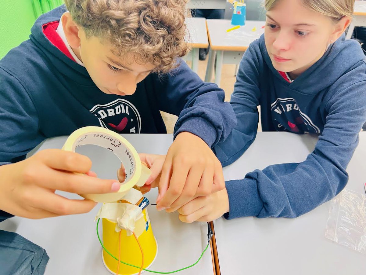 VedrunaGirona's tweet photo. A #VisualiPlastica 2ESO hem fet un taller de Tinkering construint robots dibuixaires amb motors i retuladors. Hem conegut l’artista Pollock, línies i formes d’expressió. Molt bon inici del projecte #InventCat @udigitaledu @univgirona #ArtEducation #ODS #STEAM @VedrunaCat https://t.co/xQxaPYOdiz