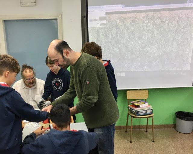 VedrunaGirona's tweet photo. A #VisualiPlastica 2ESO hem fet un taller de Tinkering construint robots dibuixaires amb motors i retuladors. Hem conegut l’artista Pollock, línies i formes d’expressió. Molt bon inici del projecte #InventCat @udigitaledu @univgirona #ArtEducation #ODS #STEAM @VedrunaCat https://t.co/xQxaPYOdiz