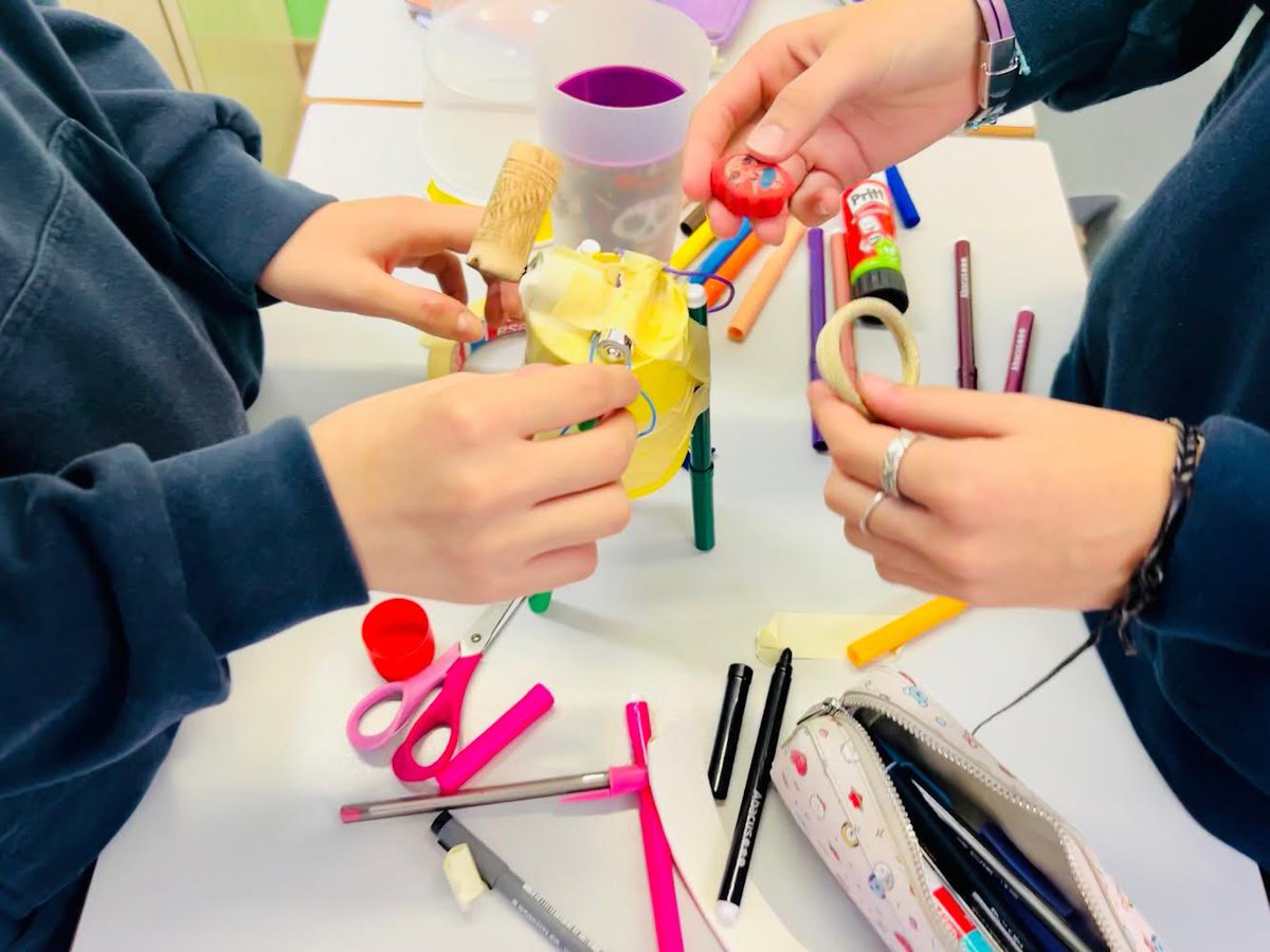 VedrunaGirona's tweet photo. A #VisualiPlastica 2ESO hem fet un taller de Tinkering construint robots dibuixaires amb motors i retuladors. Hem conegut l’artista Pollock, línies i formes d’expressió. Molt bon inici del projecte #InventCat @udigitaledu @univgirona #ArtEducation #ODS #STEAM @VedrunaCat https://t.co/xQxaPYOdiz