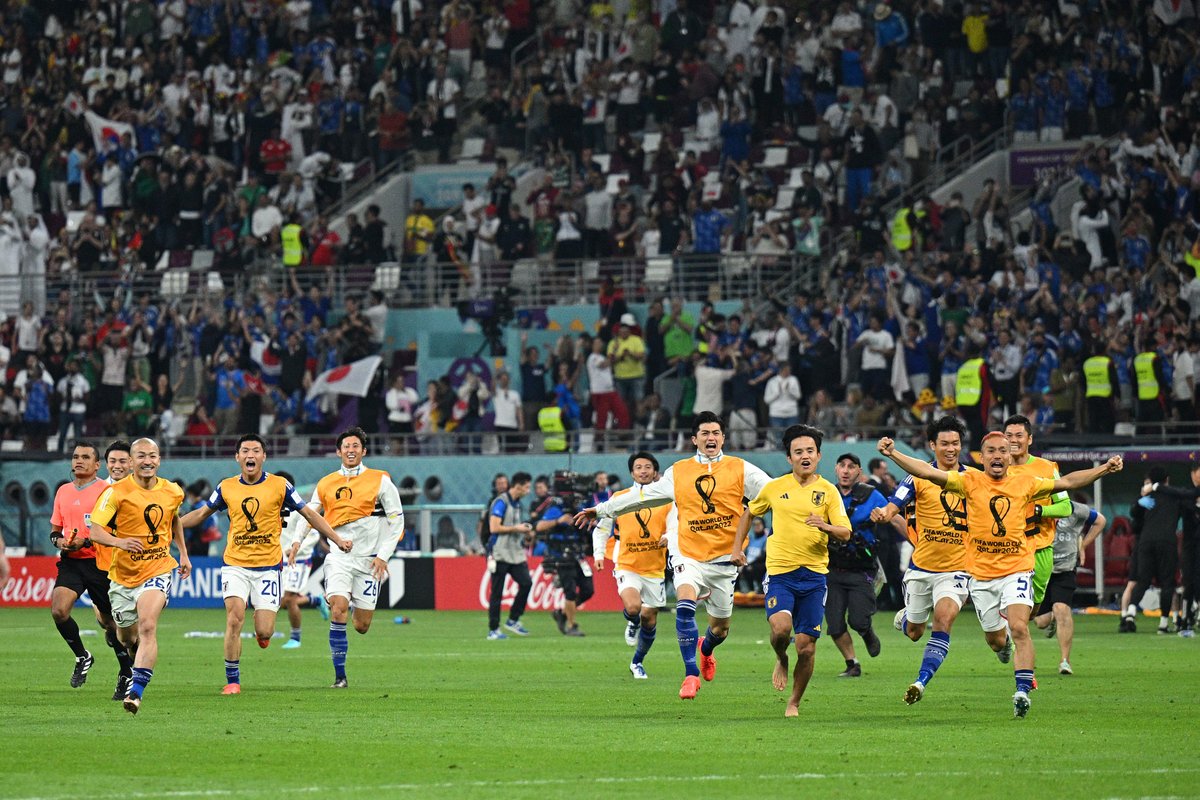 The team behind the team ❤️🇯🇵

<a href="/jfa_samuraiblue/">サッカー日本代表 🇯🇵</a>'s substitutes, staff and supporters all played their part in helping their side record an unforgettable #FIFAWorldCup win.