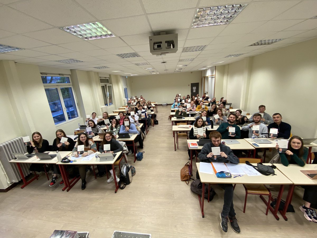 brunopy54's tweet photo. Le père Noël des M1 - Université de Lorraine - Faculté de Droit de Nancy 😎 ⁦@EmmanuelPierrat⁩ https://t.co/1D9kp4ccxZ