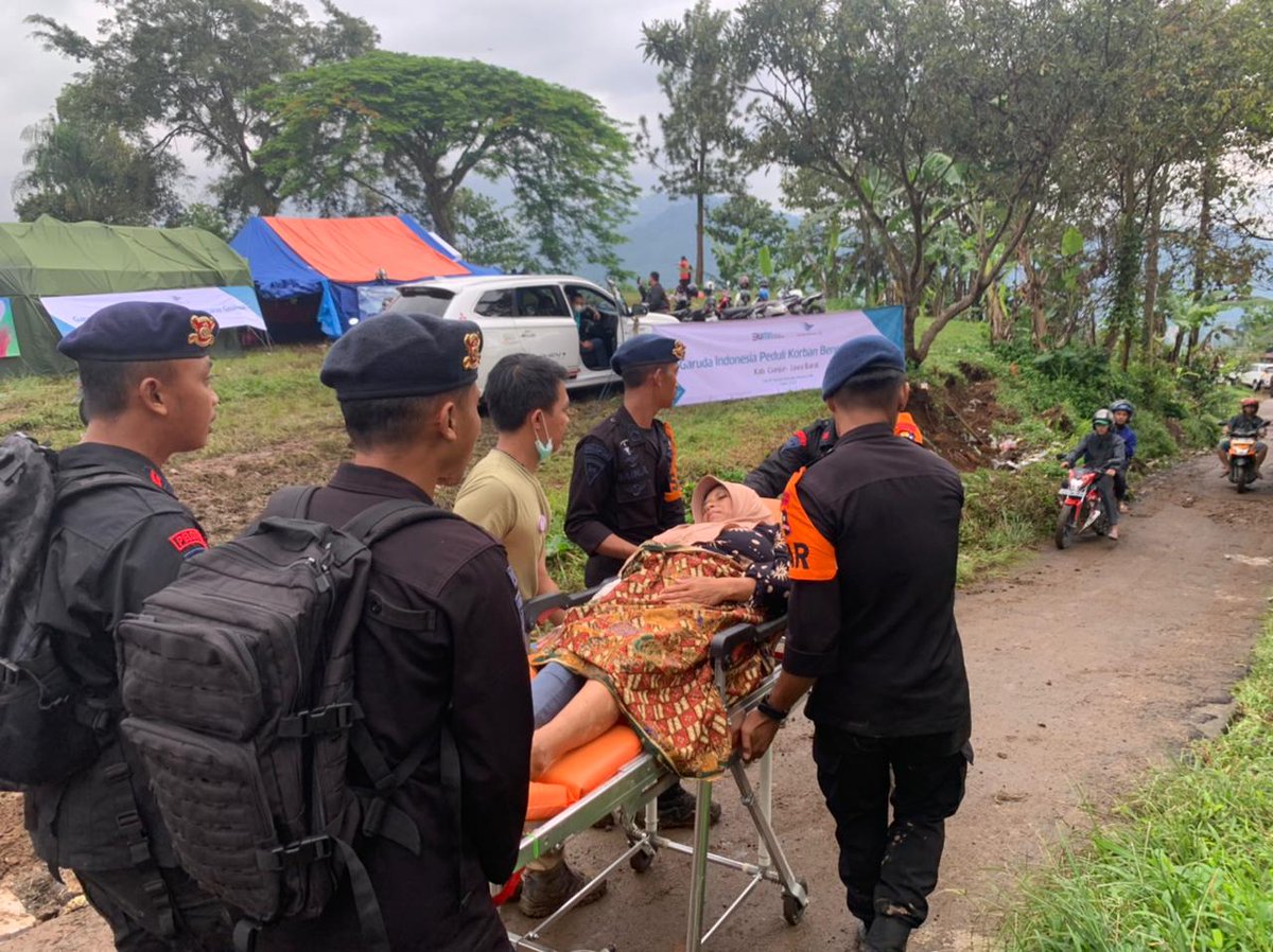 Humaspolsektas1's tweet photo. Pertolongan korban gempa Cianjur di desa terisolir dilakukan, Brimob Polri evakuasi dengan tandu

Tim Brimob Polri akhirnya berhasil menembus lokasi terisolir akibat gempa Cianjur, Jawa Barat, yang terjadi pada Senin (21/11). Desa yang dimaksud adalah Kampung Barukaso, https://t.co/51uCyfBVpL
