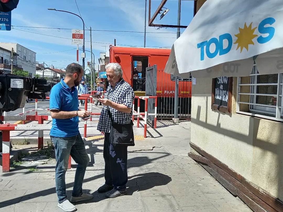 Encontrarnos, escucharnos y proyectar una ciudad mejor 🏘☀️

Carapachay es un barrio histórico de #VicenteLópez que tiene uno de los centros comerciales más importantes del partido, un lugar de encuentro para los vecinos y vecinas