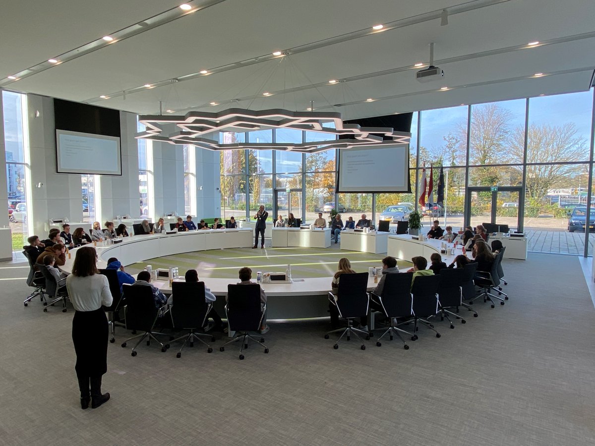 Vandaag kwamen in totaal 150 leerlingen van het <a href="/minkemacollege/">Minkema College</a> langs in het gemeentehuis voor 'de dag van de gemeentepolitiek'

Bedankt <a href="/AssemHendrie/">Hendrie van Assem Gewoon, Betrokken en Dichtbij</a> @vjhmolkenboer Marguerite Boersma, Valerie Grasmeijer en Stan Droogh voor het beantwoorden van alle vragen van de leerlingen!