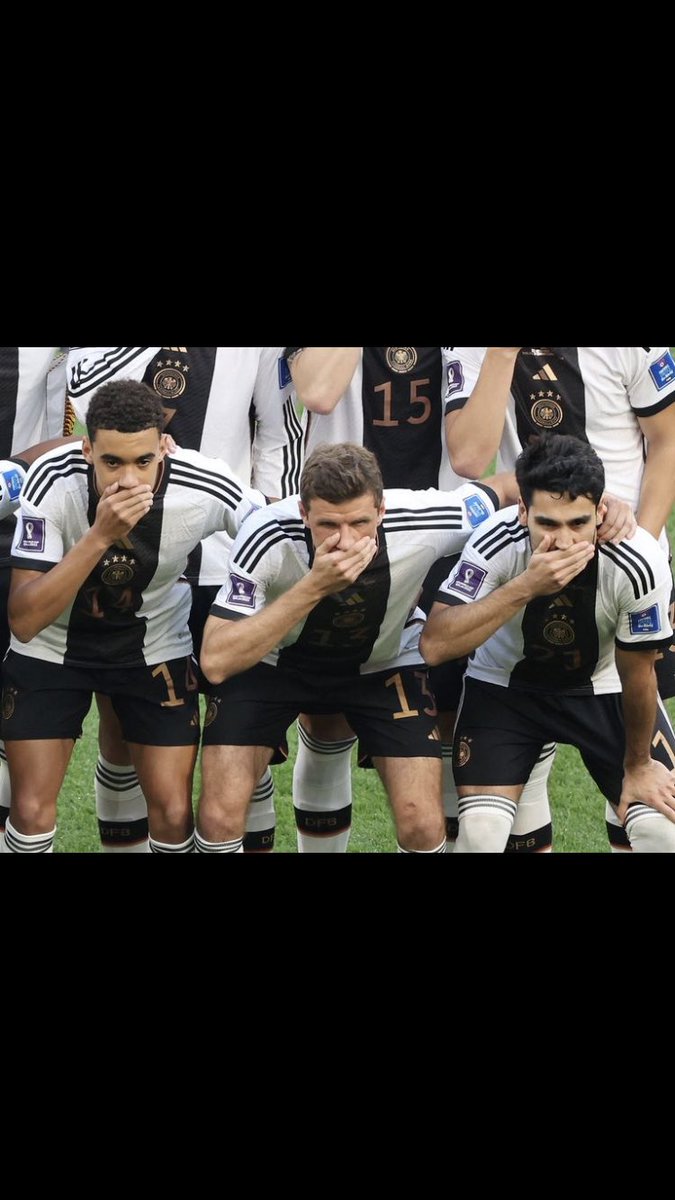 tojapibra's tweet photo. Zo kan het dus ook💪 Nu ons eigen Nederlands elftal. #laatjehoren#zwijgendprotest#tegenracisme#respect https://t.co/Wy1oMjoVFP