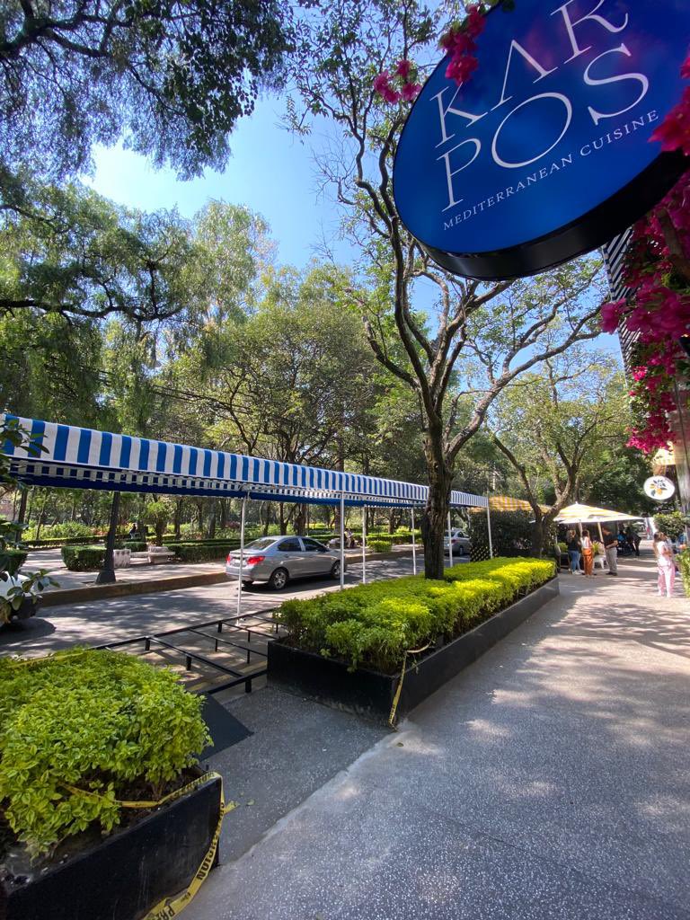 lavozdepolanco's tweet photo. Se llama anarquía. Se viola el acuerdo del programa "Ciudad al Aire Libre". Se trata del restaurante #Karpos, apenas inaugurado en #EmilioCastelar135, destruye jardinera para instalar terraza.@AlcaldiaMHmx @mauriciotabe @FadlalaAkabani @Claudiashein @PPmerino @cesar_m_garrido https://t.co/MUcG4Et7An