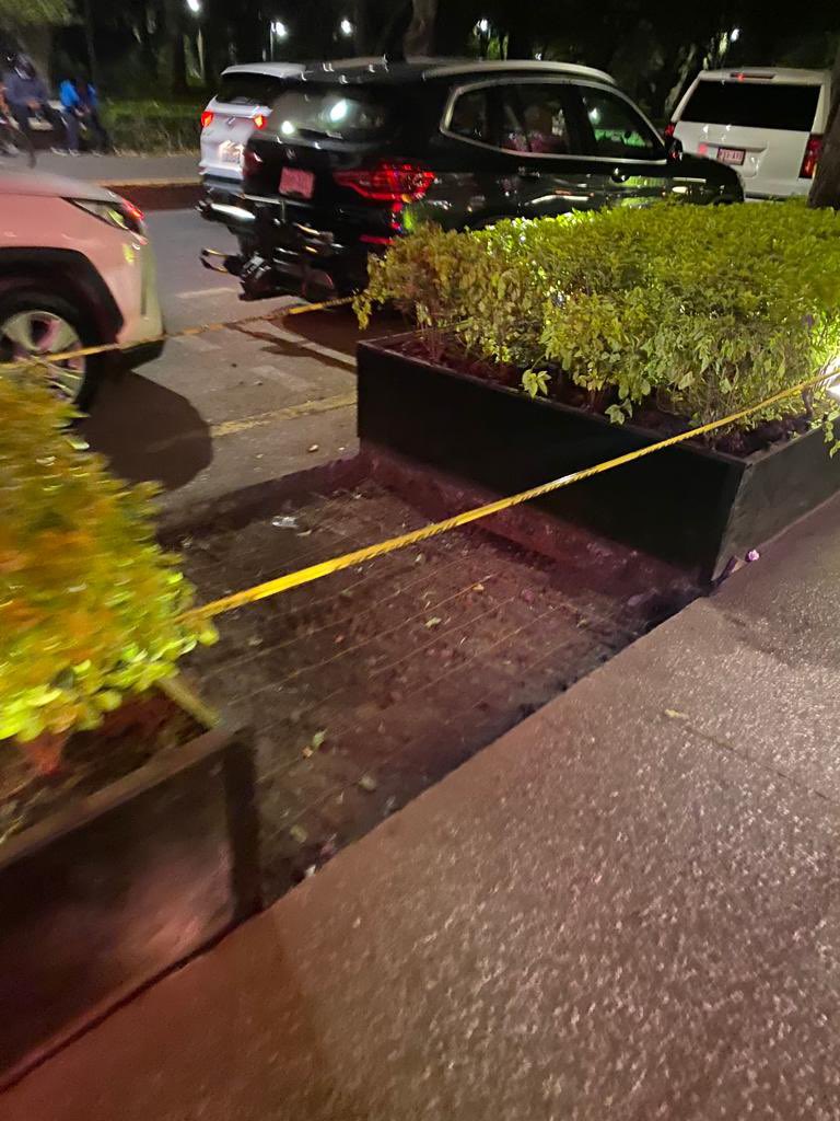 lavozdepolanco's tweet photo. Se llama anarquía. Se viola el acuerdo del programa "Ciudad al Aire Libre". Se trata del restaurante #Karpos, apenas inaugurado en #EmilioCastelar135, destruye jardinera para instalar terraza.@AlcaldiaMHmx @mauriciotabe @FadlalaAkabani @Claudiashein @PPmerino @cesar_m_garrido https://t.co/MUcG4Et7An