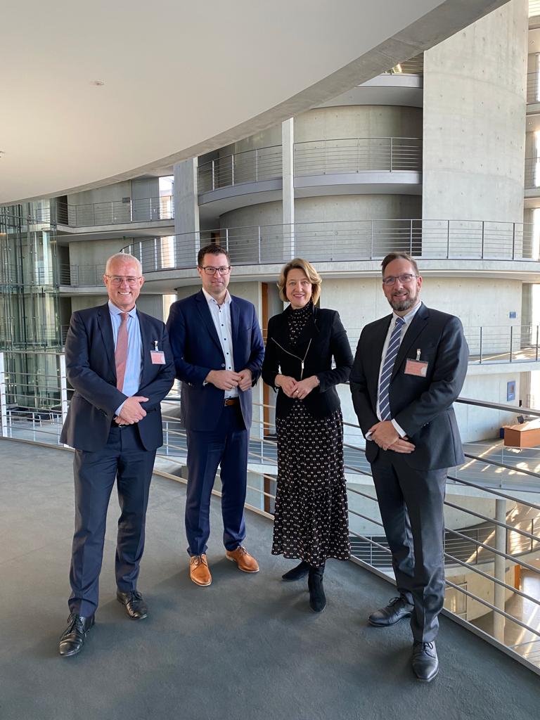 Am Rande der Haushaltsdebatte des Deutschen <a href="/Bundestag/">Deutscher Bundestag</a>|es trafen heute <a href="/anjaweisgerber/">Anja Weisgerber</a> und <a href="/BjoernSimon/">Björn Simon</a> (<a href="/cducsubt/">CDU·CSU</a>) mit <a href="/peterkurth/">Peter Kurth</a> und <a href="/VBS_eV/">VBS e.V.</a>-Präsident Stefan Böhme zum Austausch über aktuelle Fragen zur #Kreislaufwirtschaft und #Energiekrise zusammen. #circulareconomy