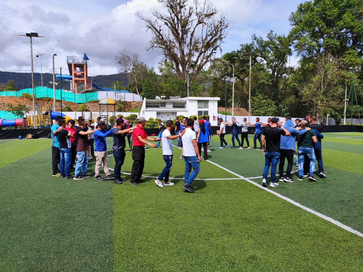 ejercito_COPER's tweet photo. Los Centro de Familia de la #BR01 y #BR07, llevaron a cabo con sus cajas aliadas #DíaDeBienestar a nuestros Soldados Profesionales, brindando una tarde de diversión, fortaleciendo el respeto, compañerismo y trabajo en equipo.
📌 Dirección de Familia y Bienestar https://t.co/5caCBw6Qs1