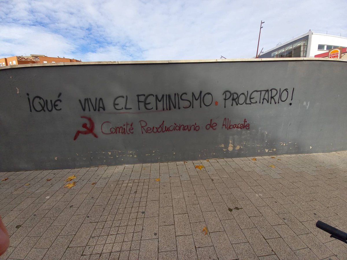 CR_Albacete_'s tweet photo. 🔴El 25N, Día contra la violencia patriarcal, reivindicamos la justa lucha por la erradicación de esta lacra, y contra el sistema que da soporte y cimenta la opresión de las mujeres obreras.

Contra la violencia patriarcal y contra el capital.
¡Viva el feminismo proletario! https://t.co/Sus33gqpW7