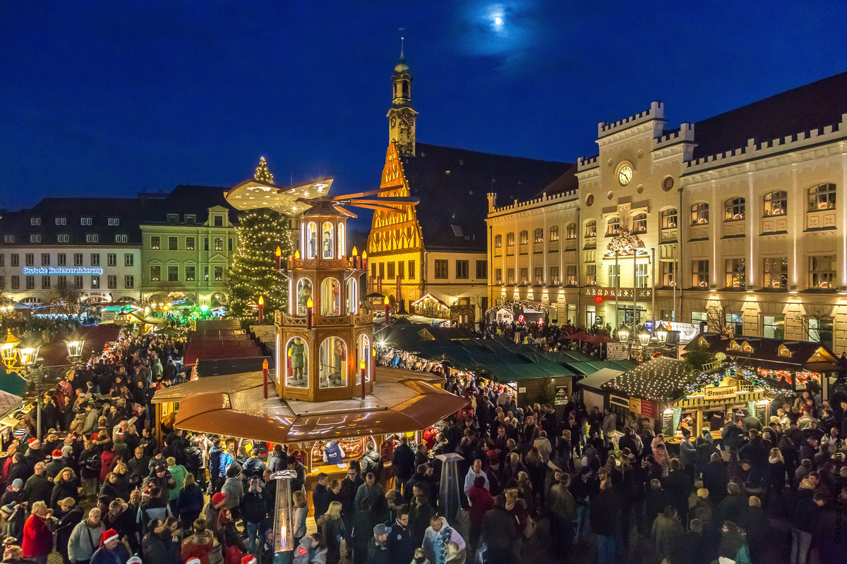 VisitGermanyUK's tweet photo. It's already the season for Christmas markets in Germany, and many more will start this weekend and in the next few days. Have you already booked your flights? https://t.co/SqEzEq7GEi
