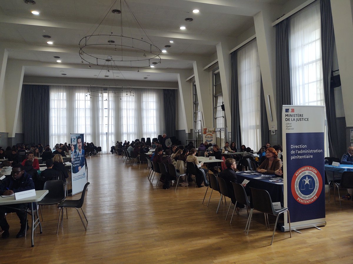 Forum de l'orientation du collège ! Merci aux 50 intervenants  professionnels, à madame Masly pour l'organisation et à 
<a href="/dijon/">Ville de Dijon</a>
 pour la mise à disposition de la salle Devosges.
Tous nos élèves de 3e échangent avec des professionnels de leur choix avant la découverte en entreprise