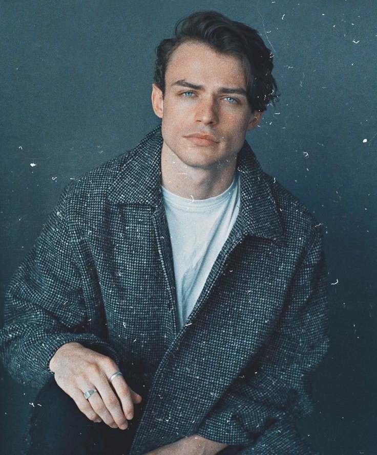 BroOOokieCrisp's tweet image. Dear @bridgerton &amp;amp; @shondarhimes,
I implore you to consider #ThomasDoherty to embody Michael Stirling for the on screen events of #WhenHeWasWicked. Reasons:
Scottish ✔️
Cheeky yet soothing demeanor ✔️
Adores @Dior ,was born for a cravat ✔️
His face ✔️✔️
#Bridgerton #JuliaQuinn